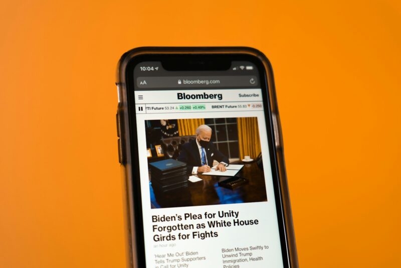 LINEニュースで見たくない記事を完璧ブロックする方法 13 black samsung android smartphone on orange table